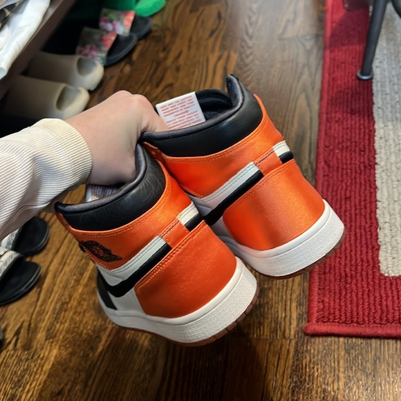 Jordan 1 Retro High OG - Picture 3 of 6